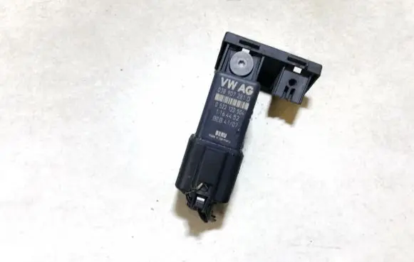 Volkswagen Jetta V Glow plug pre-heat relay 038907281d 0522120504