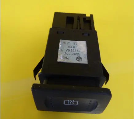 Volkswagen Golf IV Windscreen/window heater switch 1J0959621C