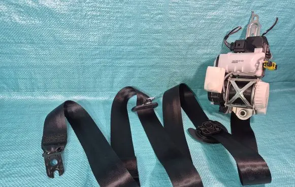 Volkswagen Golf VII Front seatbelt YD4999 5G4857705N
