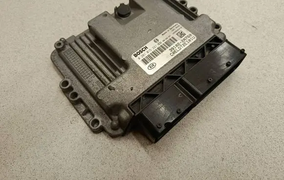 KIA Ceed Engine control unit/module 0281015221 391022A760 1039S25478