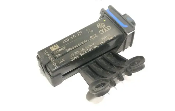 Audi A8 S8 D3 4E Tire pressure sensor 4E0907277 30021048 053320401003