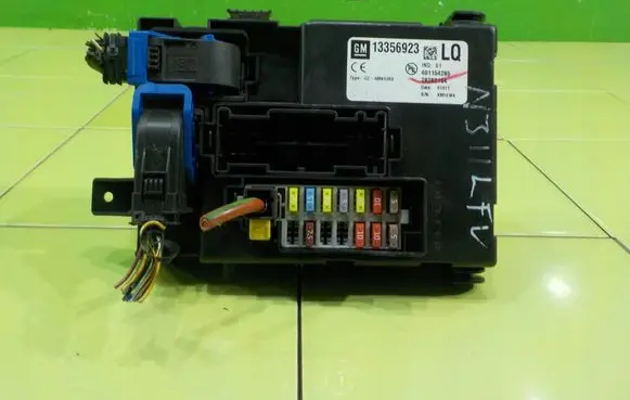Opel Meriva B Fuse box set 28282164 BEZPIECZNIKOW