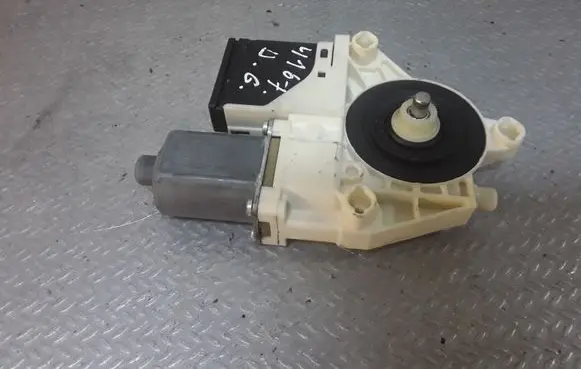 Renault Megane III Rear door window regulator motor 827306548R