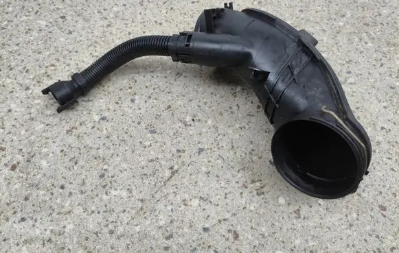 BMW 5 GT F07 Air intake duct part 7807493 58650910