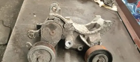 Toyota Land Cruiser (J120) Generator/alternator bracket 