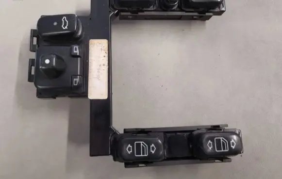 Mercedes-Benz E W210 Electric window control switch 2108208410 03750011