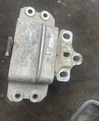 Volkswagen PASSAT B6 Engine mount bracket