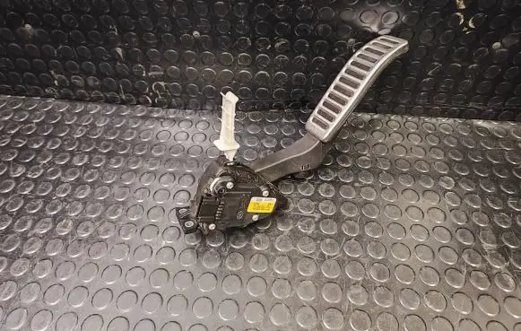 Volkswagen Touareg II Accelerator throttle pedal 7l0723507d