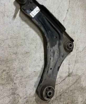Renault Latitude (L70) Front lower control arm/wishbone 545010010R