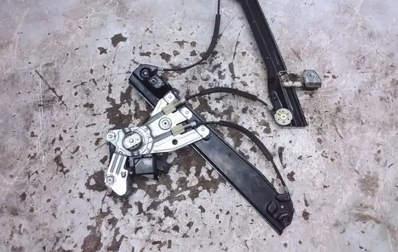 Opel Meriva B Front door window regulator with motor 13265801 367992034