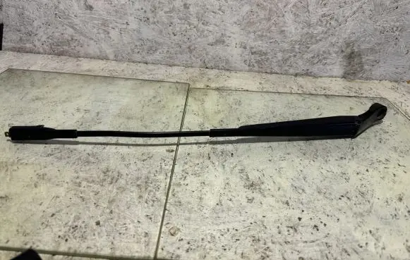 Opel Zafira B Front wiper blade arm 13145563