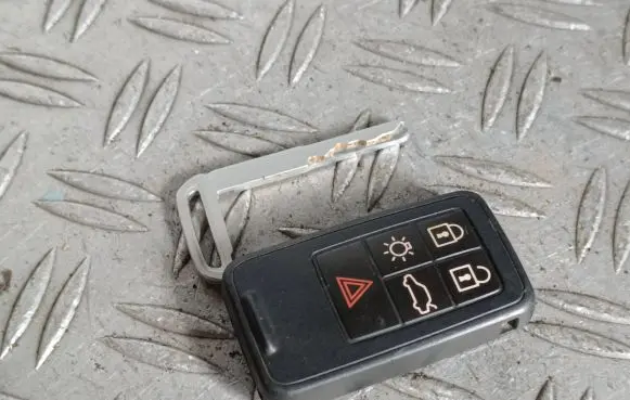 Volvo V40 Ignition key/card 