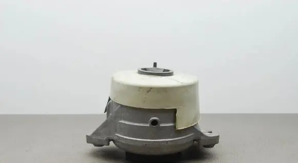 Mercedes-Benz C W205 Engine mount bracket