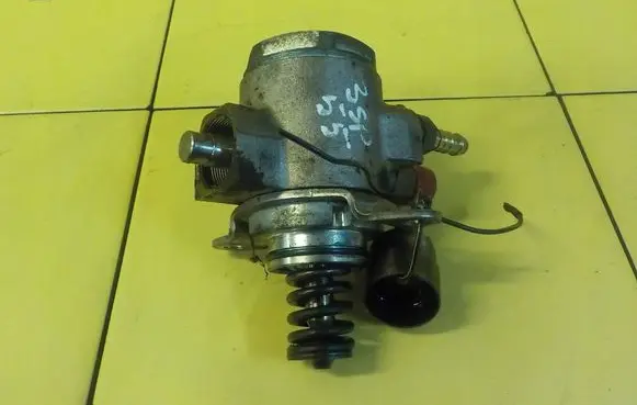 Skoda Fabia Mk2 (5J) Fuel injection high pressure pump 