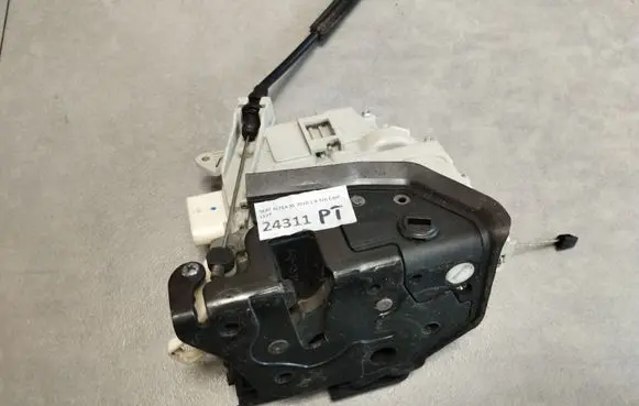 Seat Altea XL Rear door lock 5P0839012B