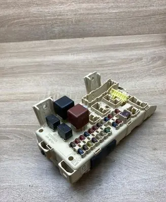 Toyota Avensis Verso Fuse module 9098704006 9098702016