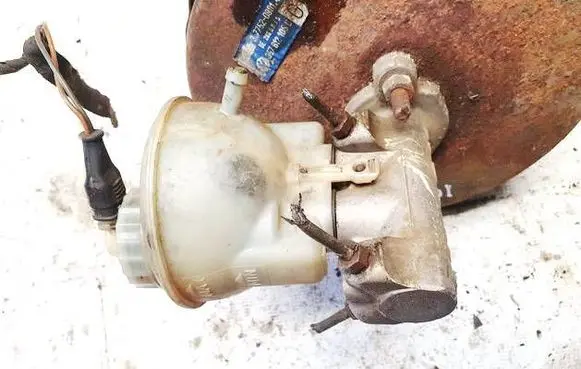 Volkswagen PASSAT B3 Master brake cylinder 311948