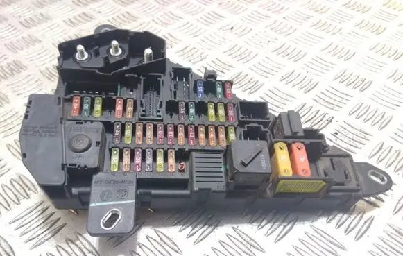 BMW 5 E60 E61 Fuse module 6906588