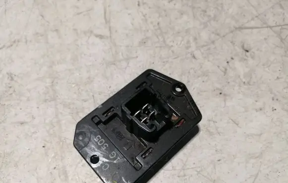 Suzuki Swift I Heater blower motor/fan resistor