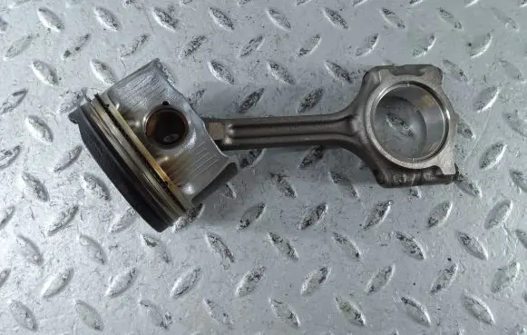 Dacia Sandero III Piston with connecting rod 120103274R 121003320R