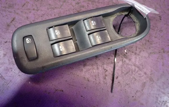 Renault Kangoo II Quarter vent window switch 8200548970