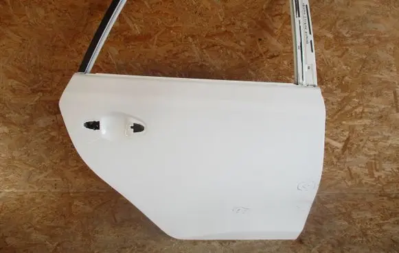 Toyota Auris E210 Rear door