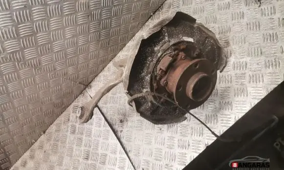 Rear wheel hub spindle/knuckle