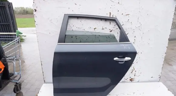 KIA Carens III Rear door