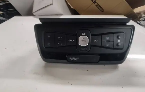 Nissan Leaf I (ZE0) Climate control unit 275005SE0B