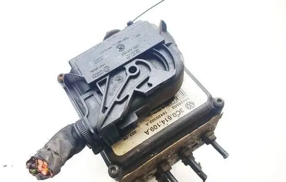 Volkswagen PASSAT B6 ABS Pump 3C0614109A