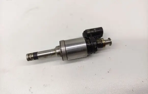Ford Focus Fuel injector DM5G9F593AA