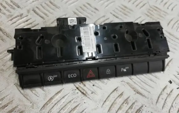 Dacia Duster II Hazard light switch 28E86420R AE1168068C
