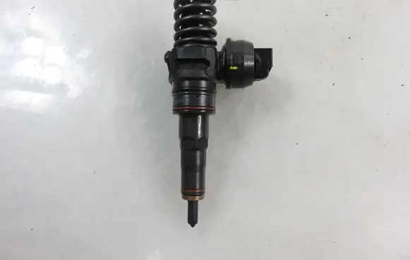 Volkswagen Polo IV 9N3 Fuel injector 0414720213 038130073AQ