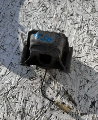 Engine mount bracket