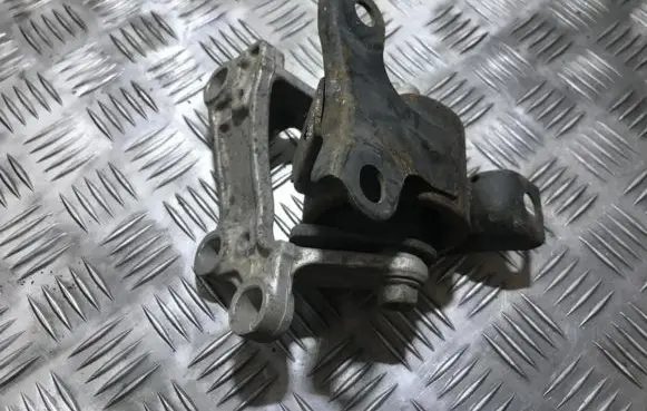 Honda Civic Engine mount bracket