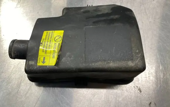 Volvo S80 Fuse box cover 8651137