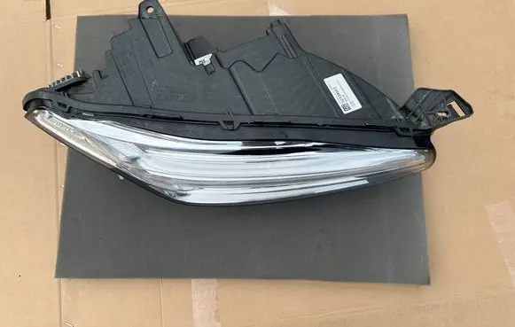 Volvo XC90 Headlight/headlamp 32338953 89916536 2211072434