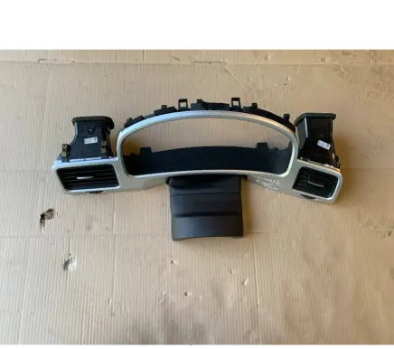 Volkswagen Touareg II Dashboard trim 7P1857221 6709401