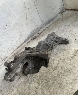 Volkswagen Golf VII Engine mounting bracket