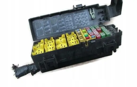 Jeep Cherokee III KJ Relay mounting block 