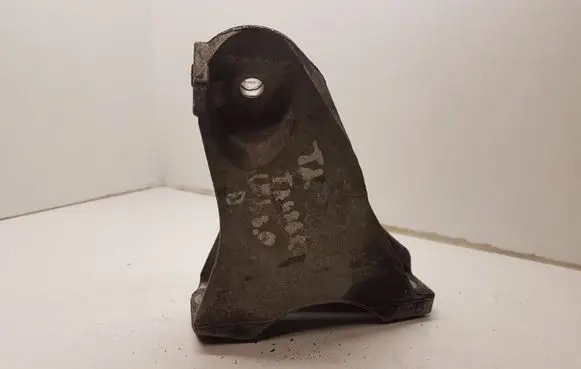 Volkswagen Touareg I Engine mounting bracket 7L6199308B