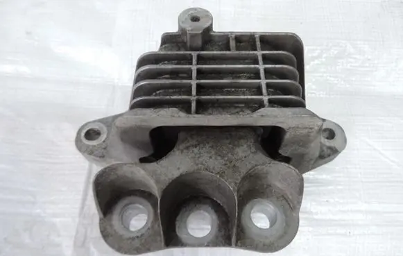 Engine mount vacuum valve