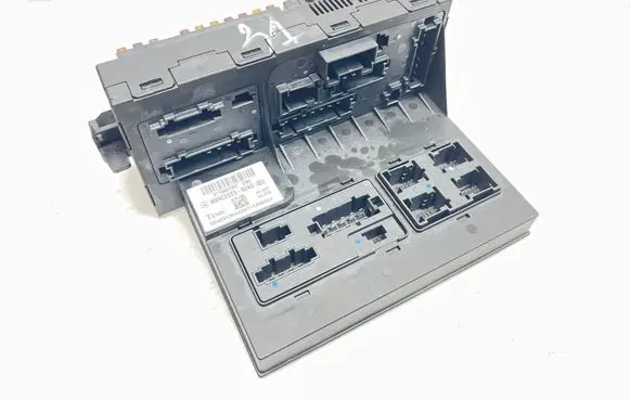 Mercedes-Benz CLS C219 Fuse module 2115457301