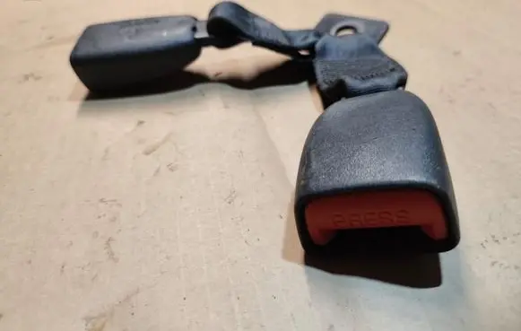Chrysler Sebring (ST-22 - JR) Rear seatbelt buckle 