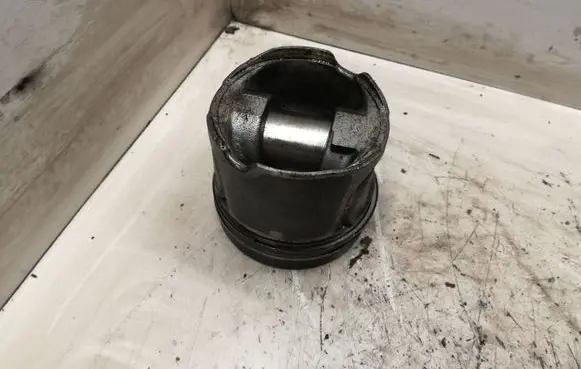 Nissan Qashqai+2 Piston 