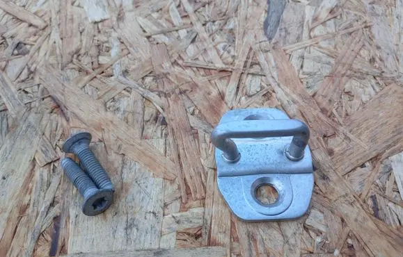 Fiat Freemont Rear door lock loop/hook striker 31122