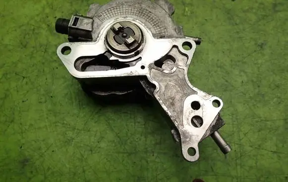 Volkswagen PASSAT B6 Vacuum pump 038145209H
