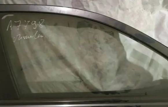 Mitsubishi Outlander Front door window glass four-door