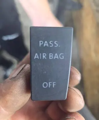 Passenger airbag on/off switch