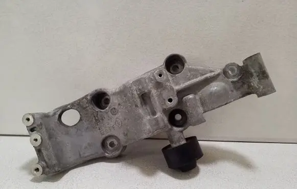 Nissan Navara D23 Generator/alternator bracket 117107563R